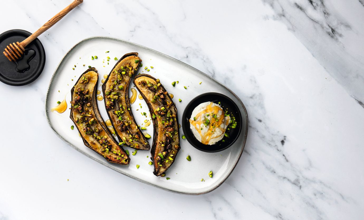 Bananas with pistachio and honey topping