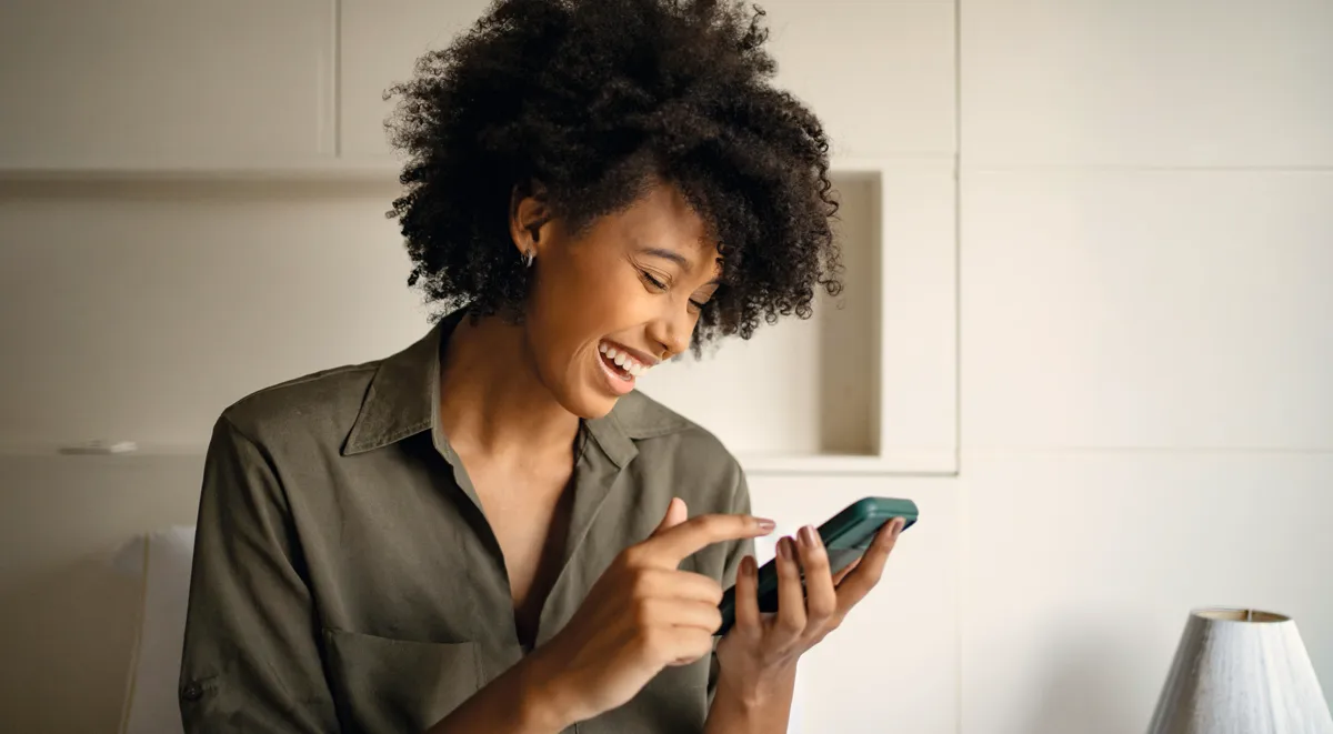 Woman_using_Miele_app.png