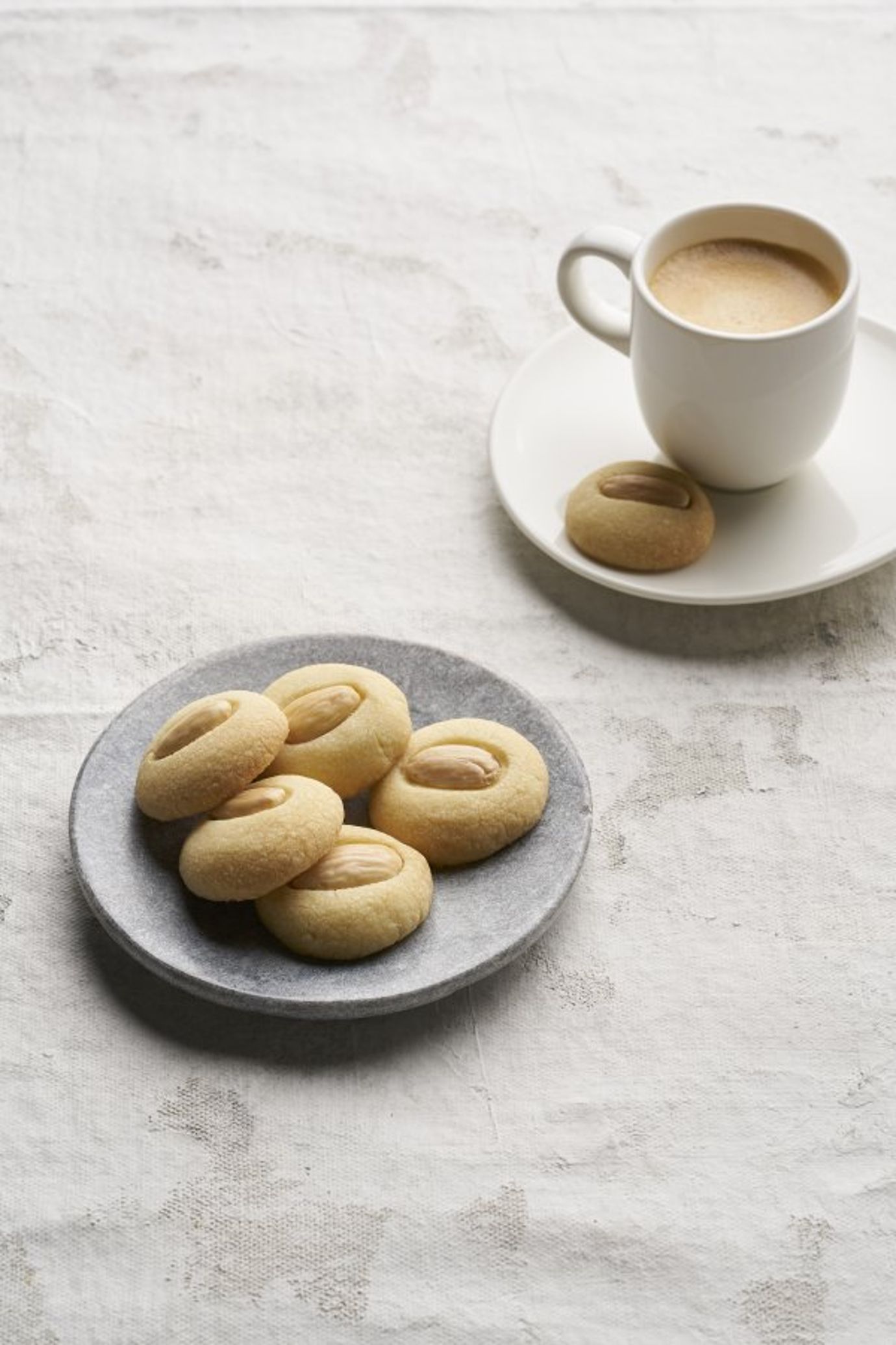 Lebanese butter cookies (Ghraybeh)