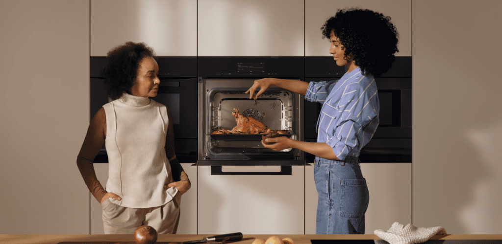 Woman_oven_cooking_Miele-1024x499.png