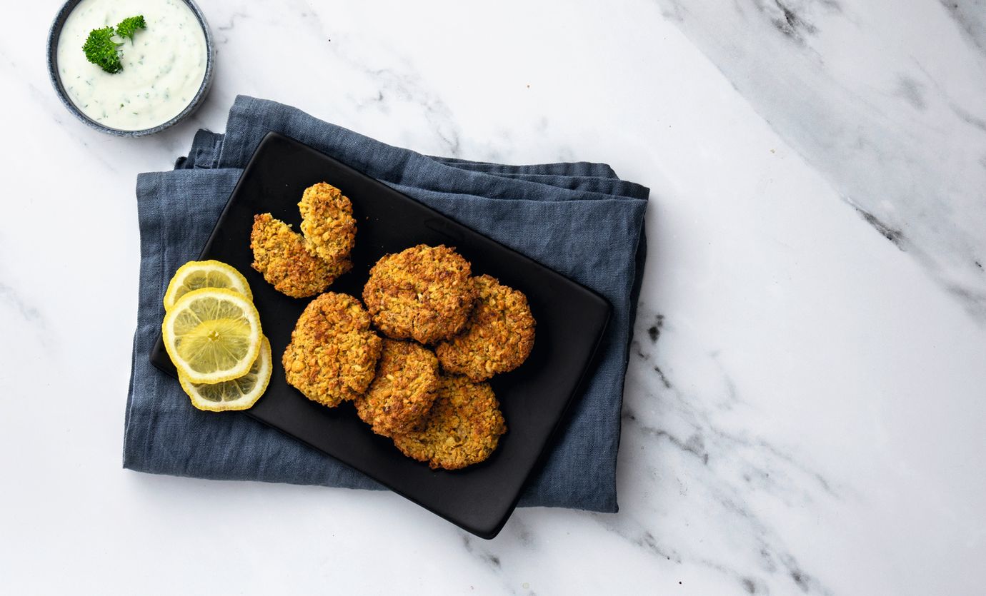 Falafel with yoghurt dip