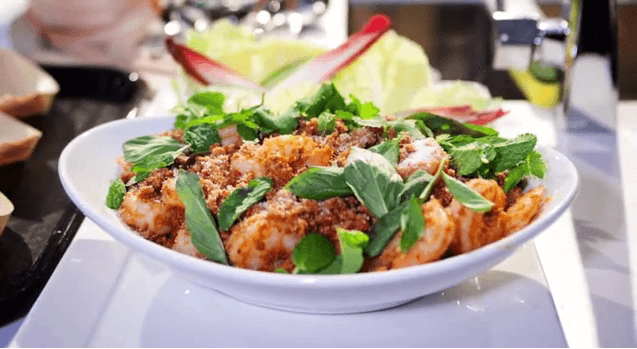 Pork and prawn larp with raw vegetables