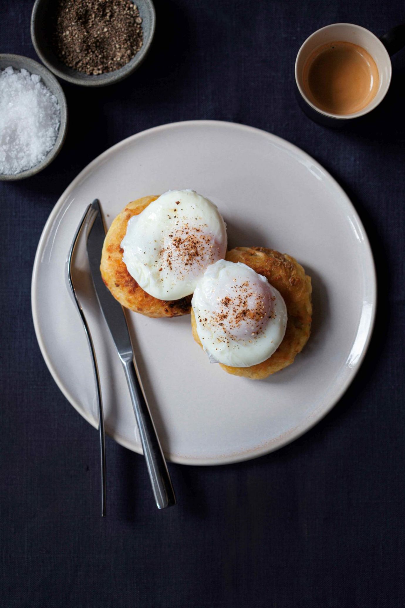 Potato hash browns with poached eggs
