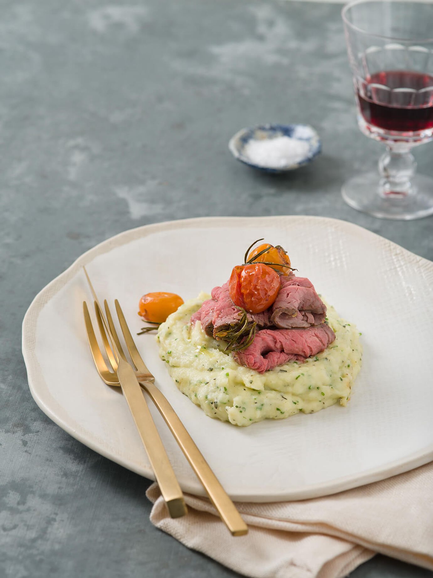 Roast beef with herbed potato mousse and cherry tomatoes
