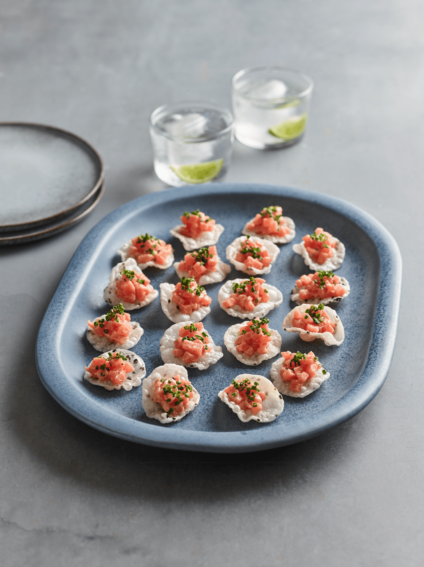 Tuna tartare with rice crackers