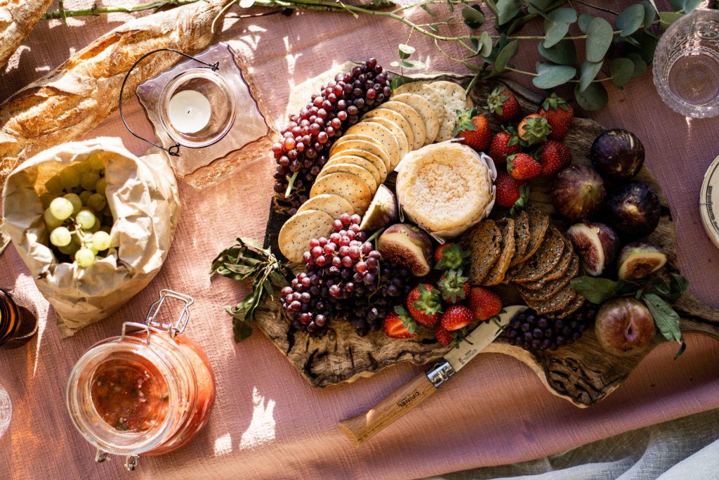 Platter with crackers, grapes and figs