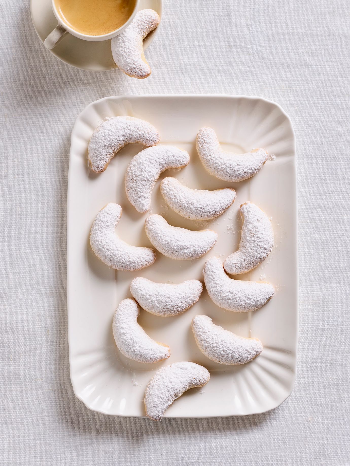 Vanillekipferl (almond crescent cookies)