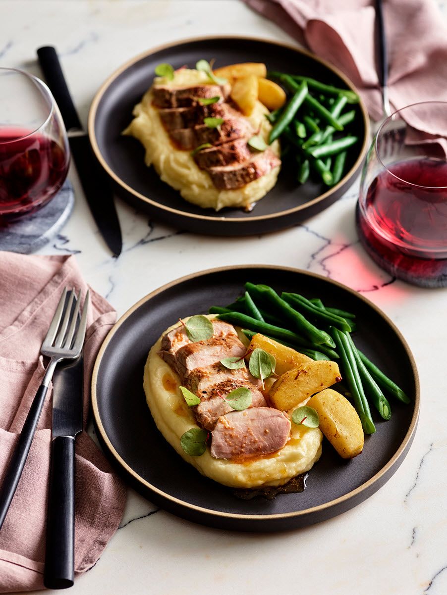 Pork fillet with creamy mashed potatoes and apples
