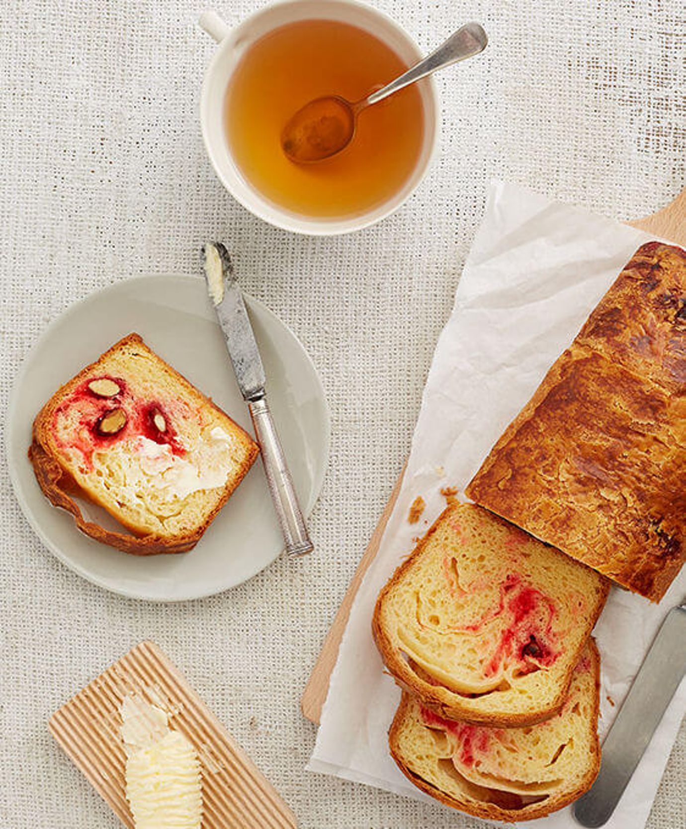 Brioche with pink almonds