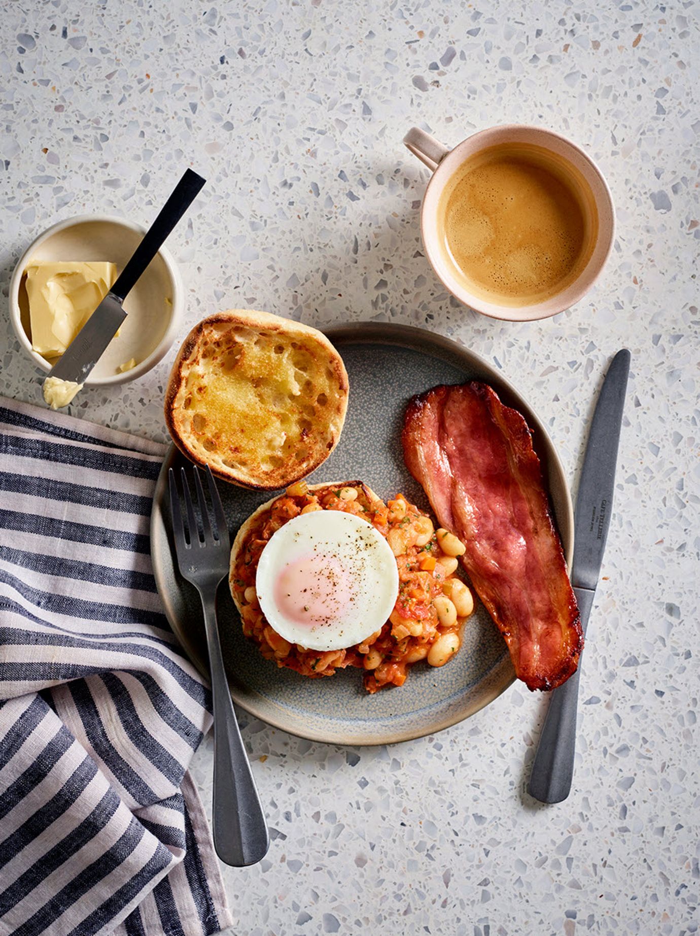 Baked beans with steamed eggs and bacon