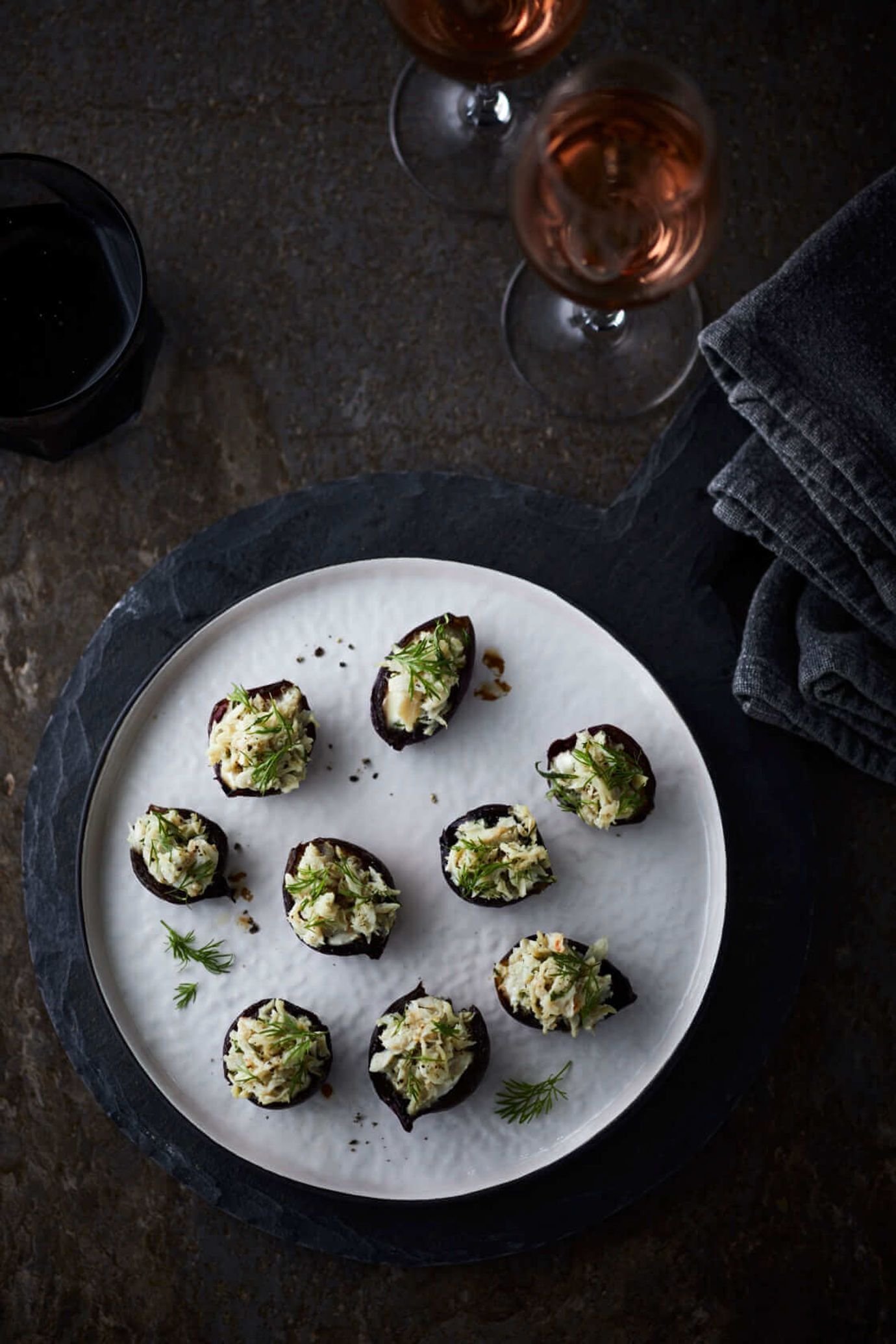 Caramelised onions with crab and yoghurt