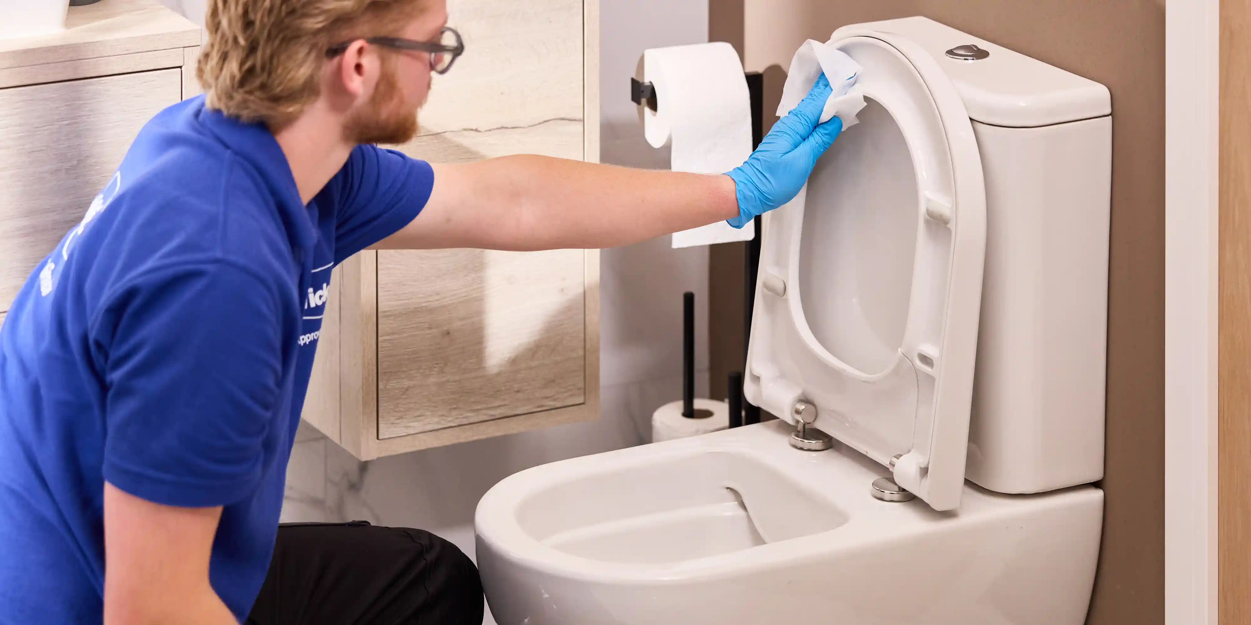 wickes-bathroom-fit-toilet-seat-1.webp