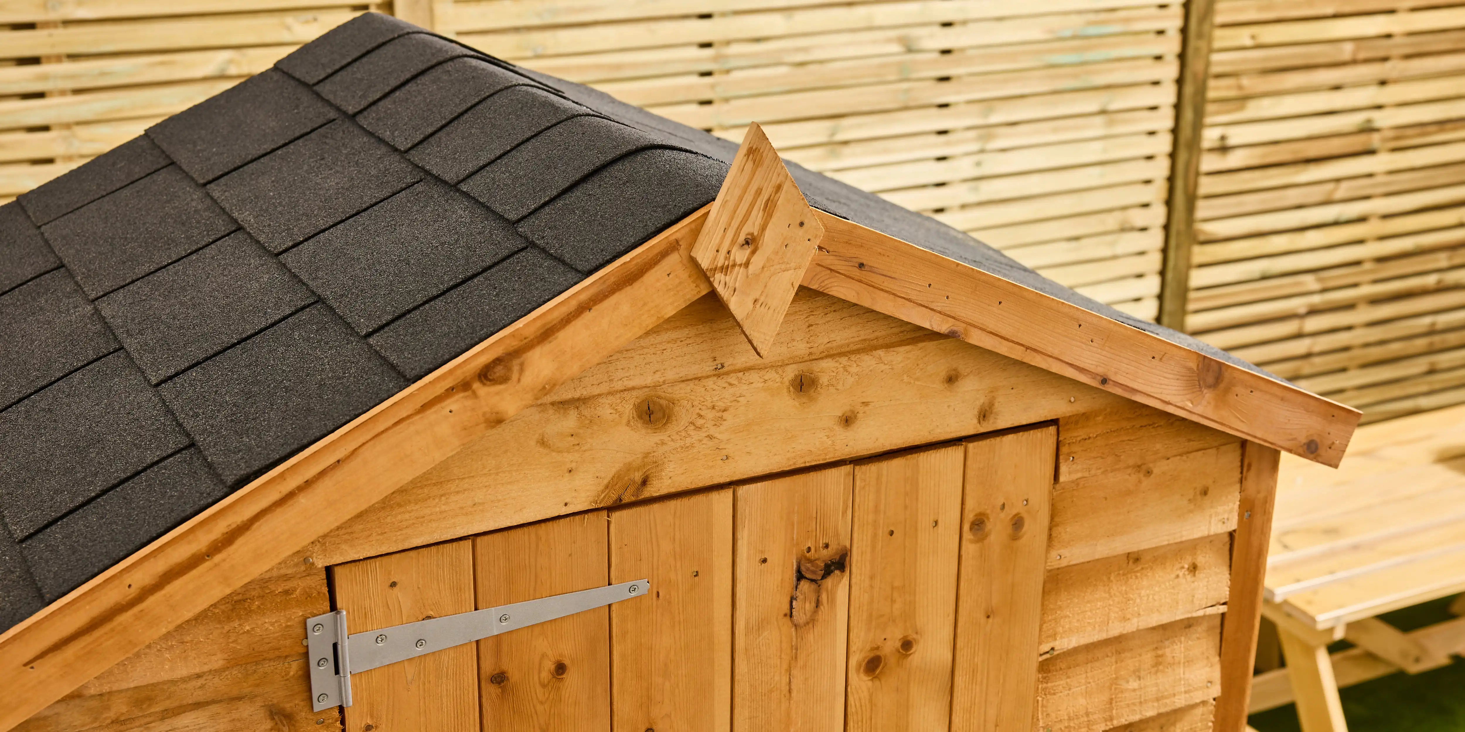 wickes-landscaping-fit-roof-shingles-19.webp