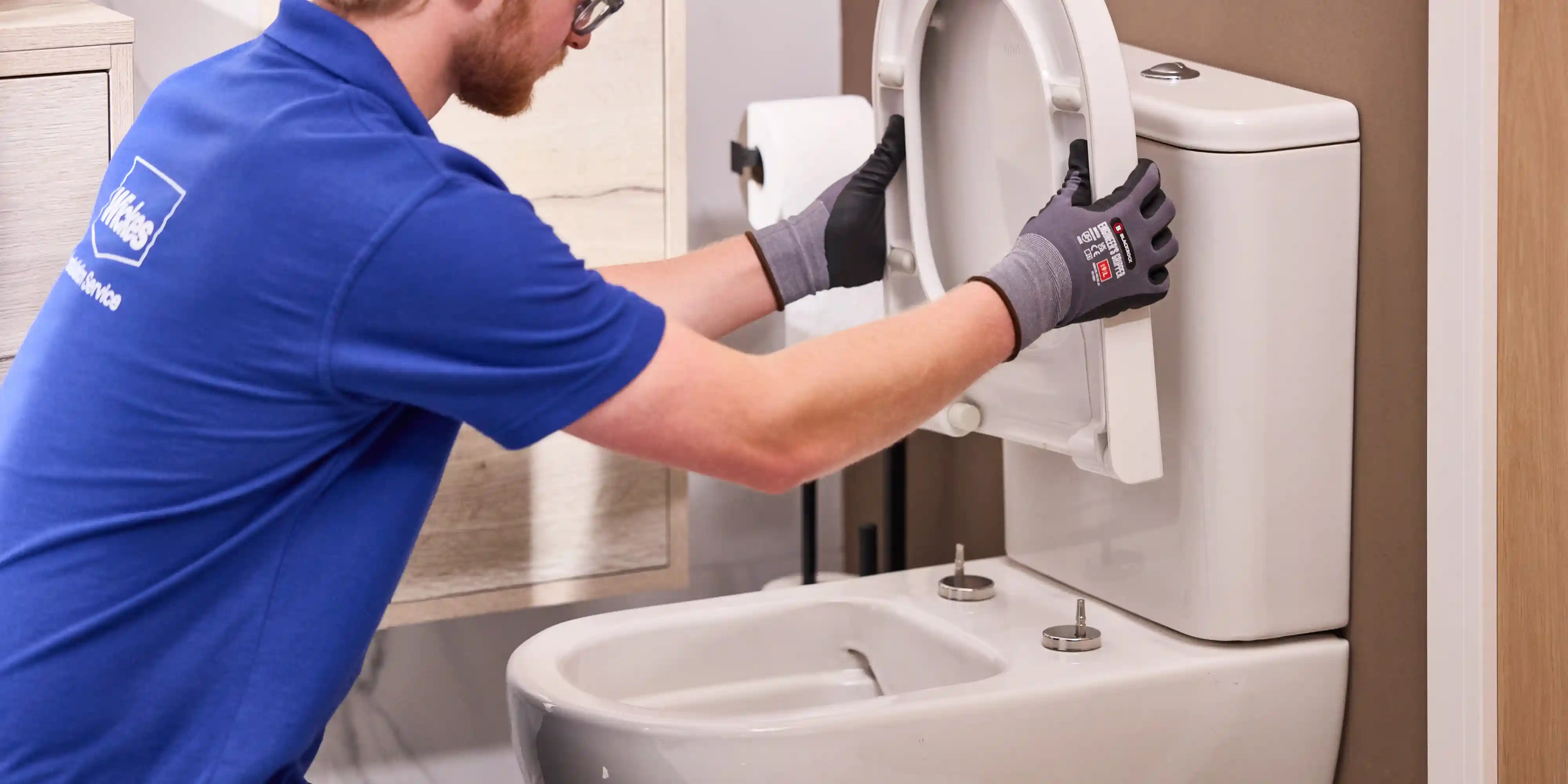 wickes-bathroom-fit-toilet-seat-3.webp