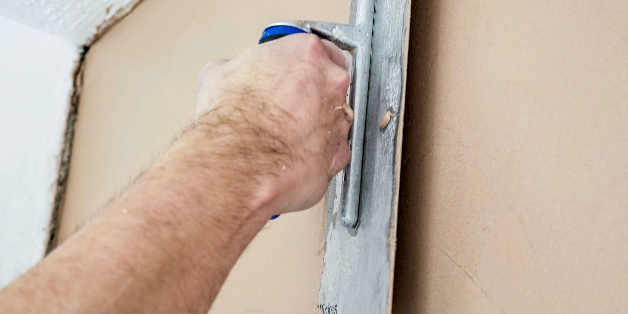 wickes-home-maintenance-how-to-plaster-wall-13.webp