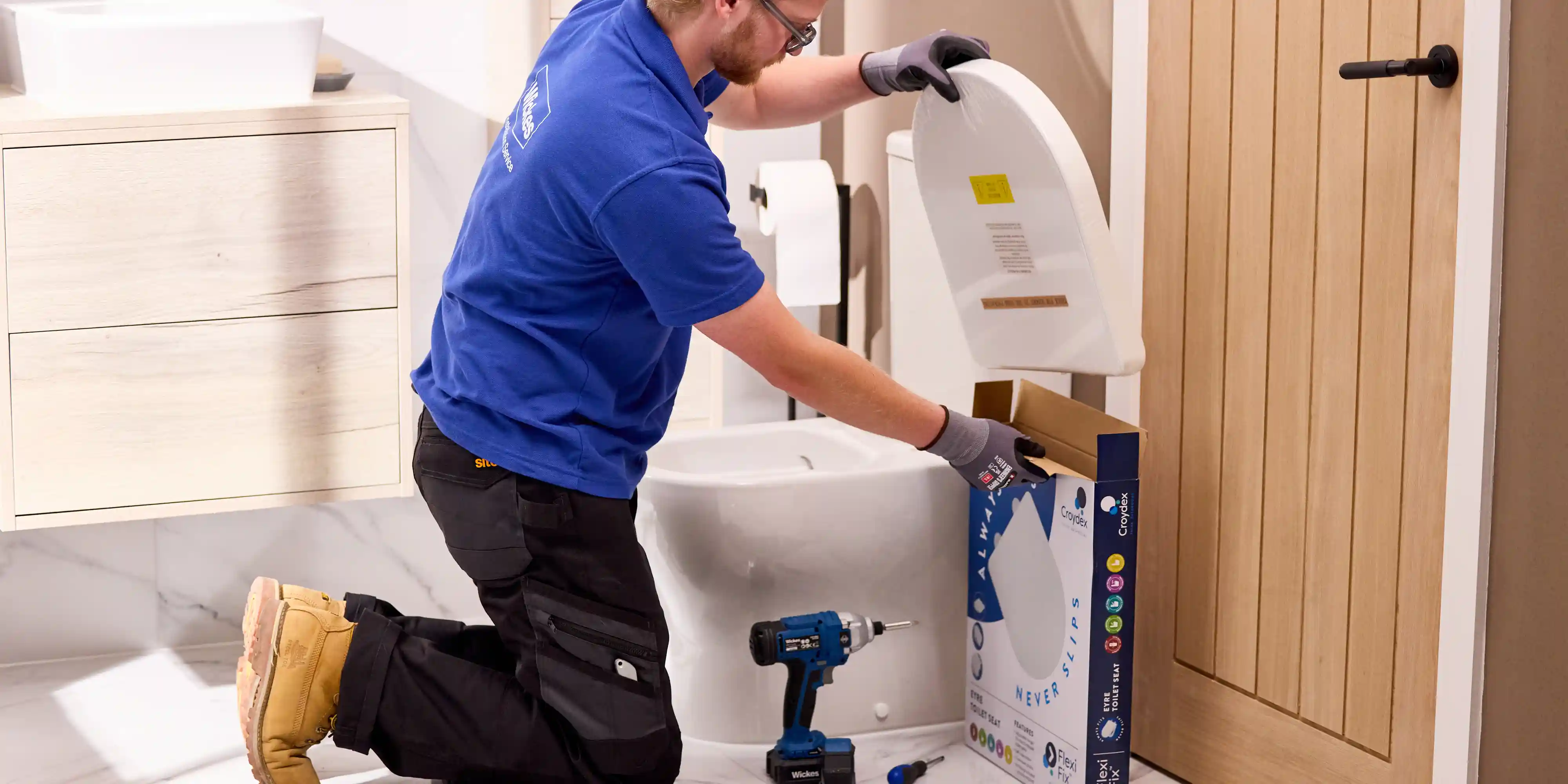wickes-bathroom-fit-toilet-seat-6.webp