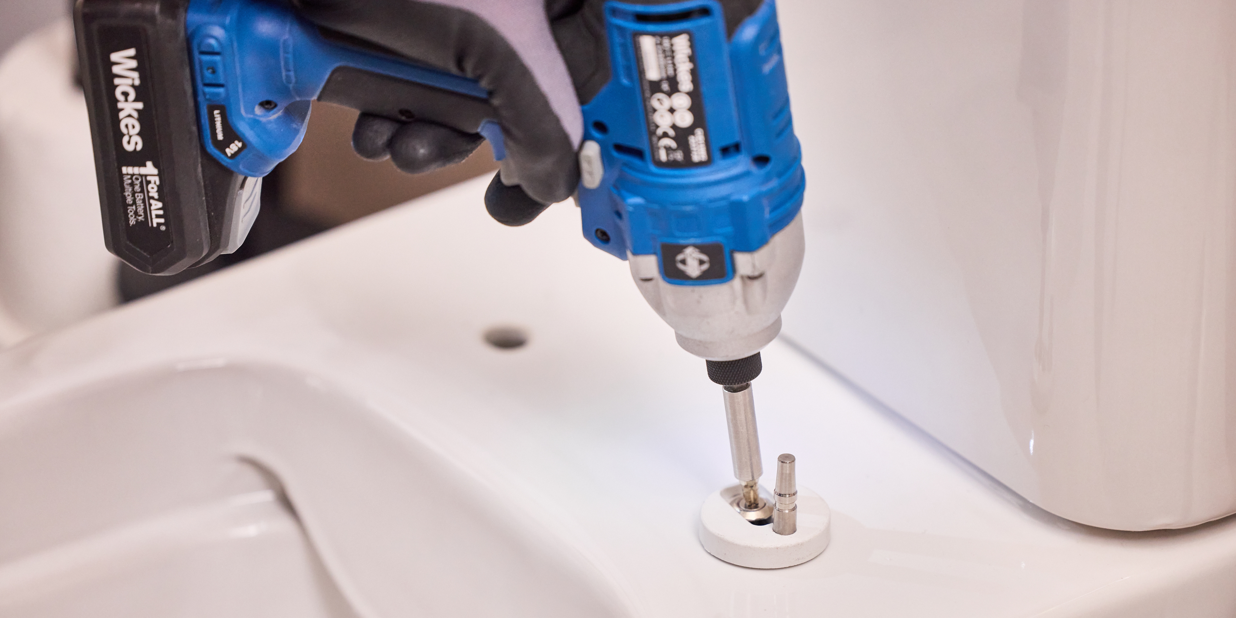 Wickes_How_To_Fit_A_Toilet_Seat_4.jpg
