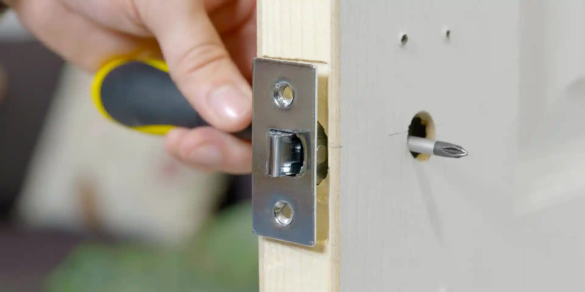 wickes-home-maintenance-fixing-door-handles-3.webp