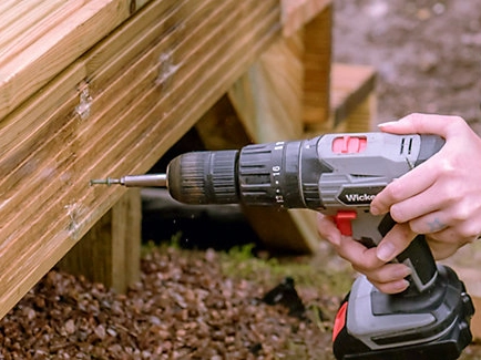 wickes-garden-install-composite-decking-33.webp