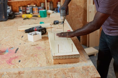 Drilling screws into wood