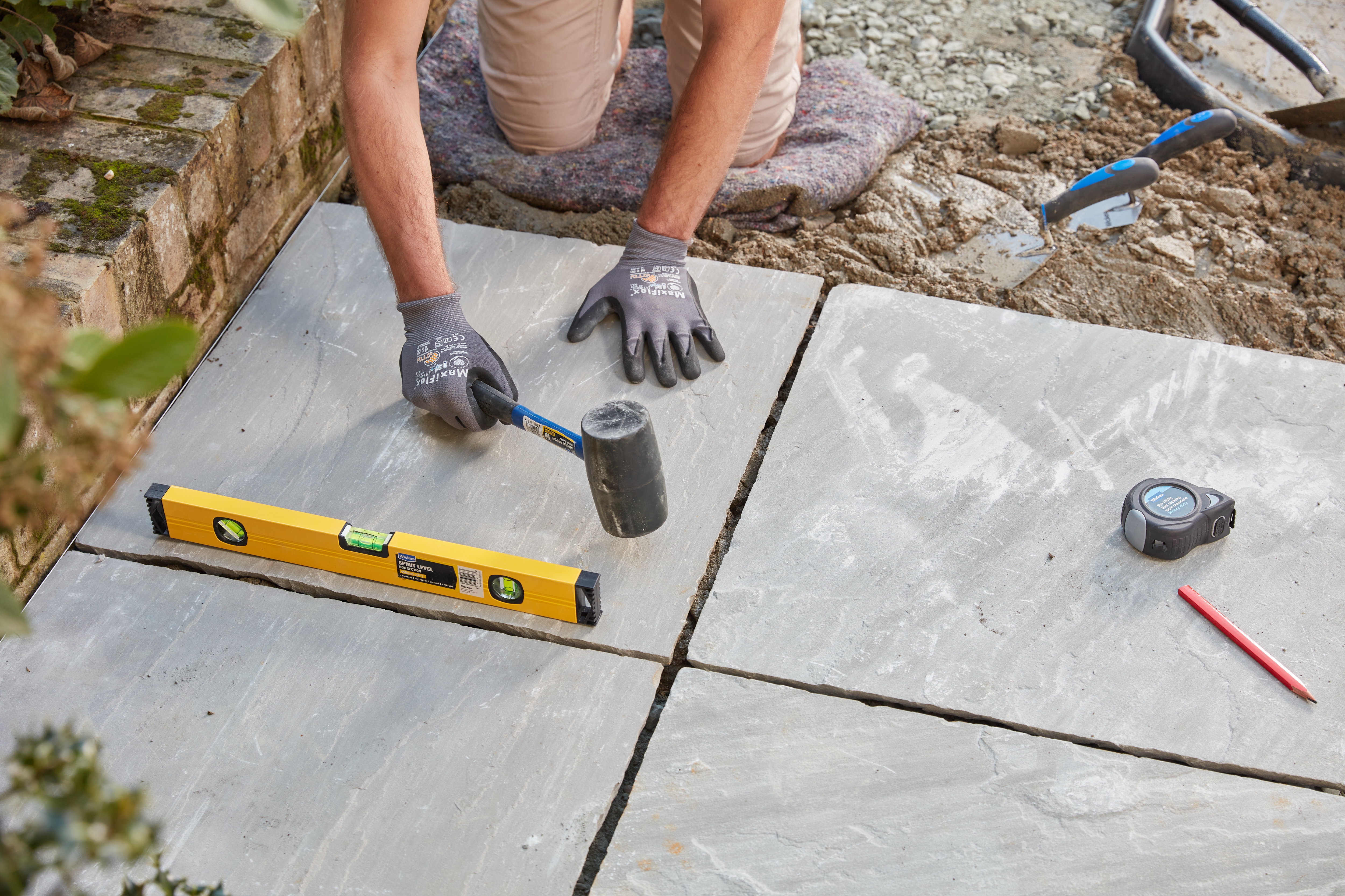 Wickes_DIY_&_Garden_Laying_Paving_Slabs_Mallet_1_(1).jpg