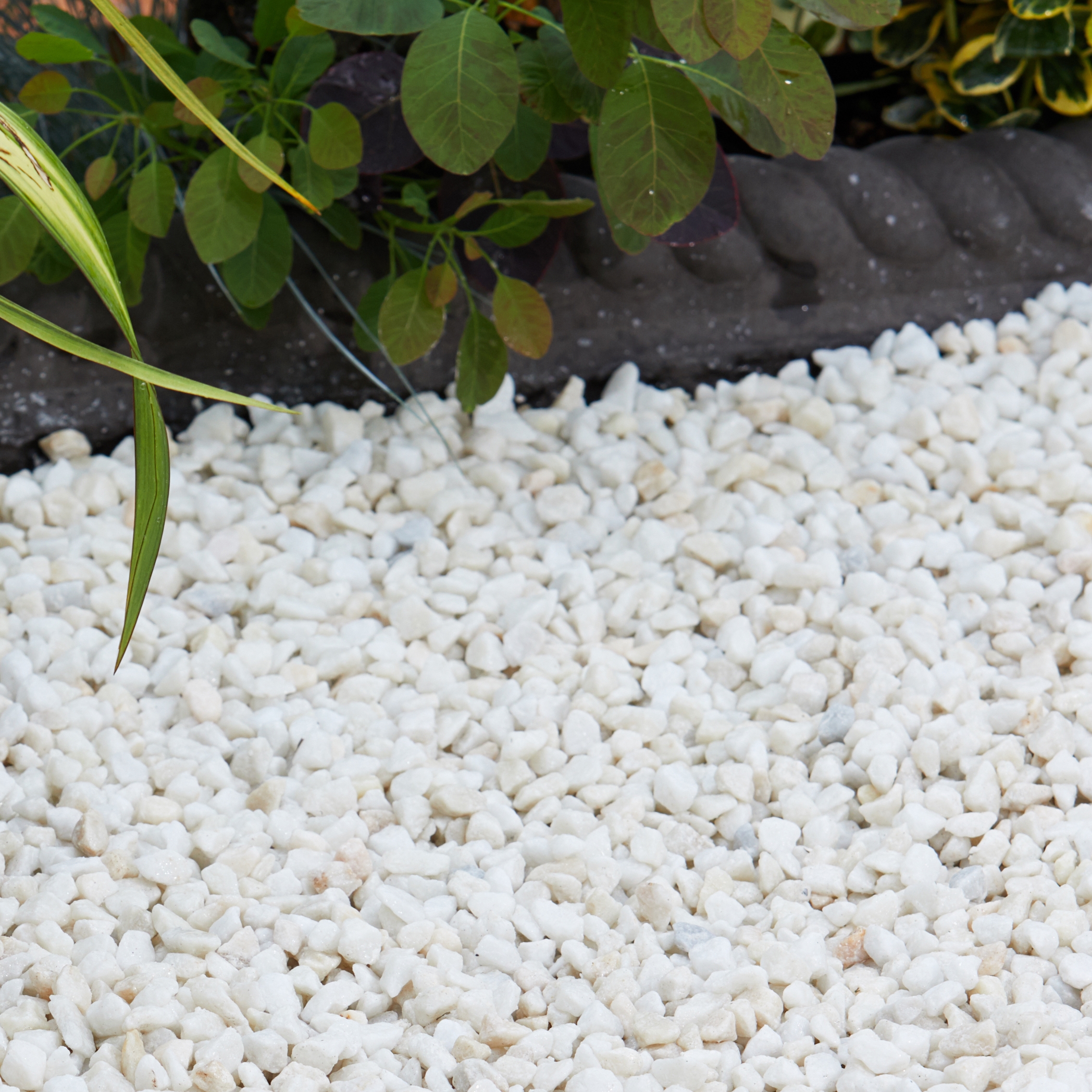 Suburban Stone 10mm Polar White Chippings - Major Bag