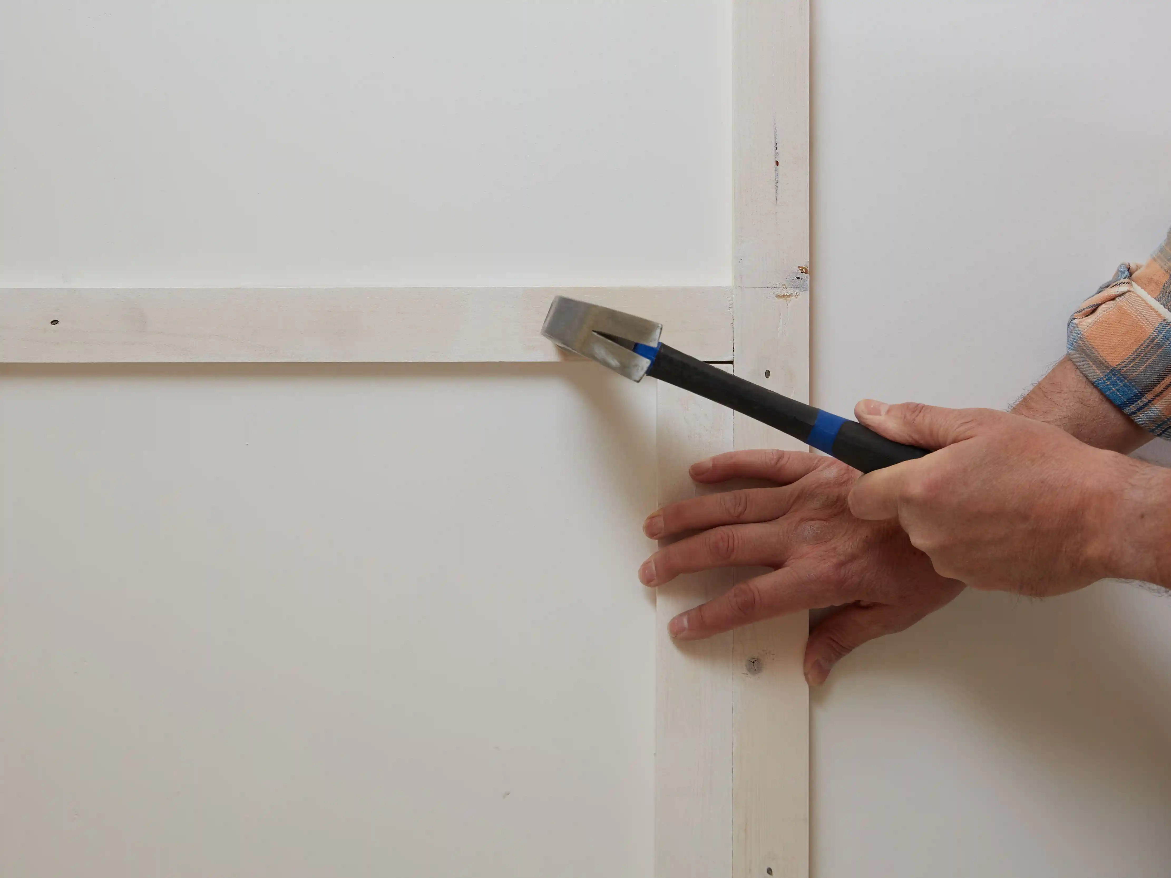wickes-decorating-modern-hallway-panelling-11.webp