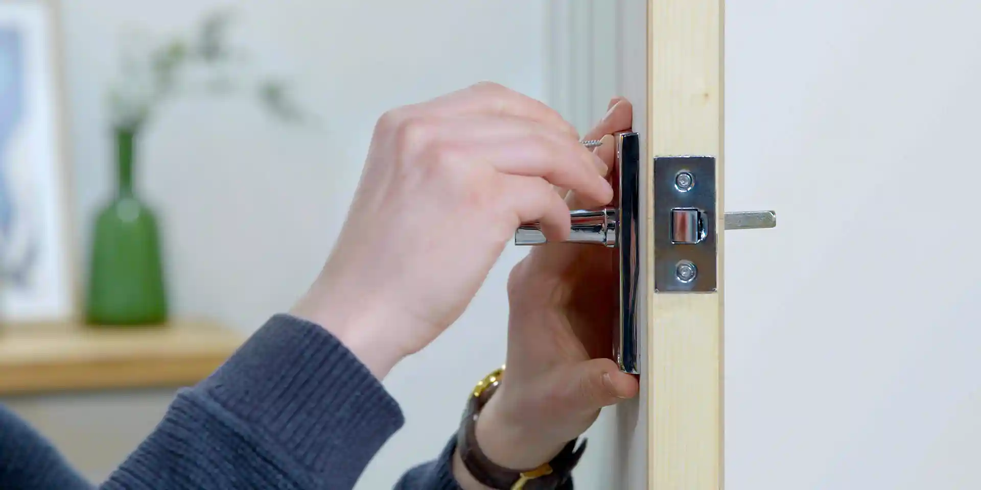 wickes-home-maintenance-fixing-door-handles-5.webp