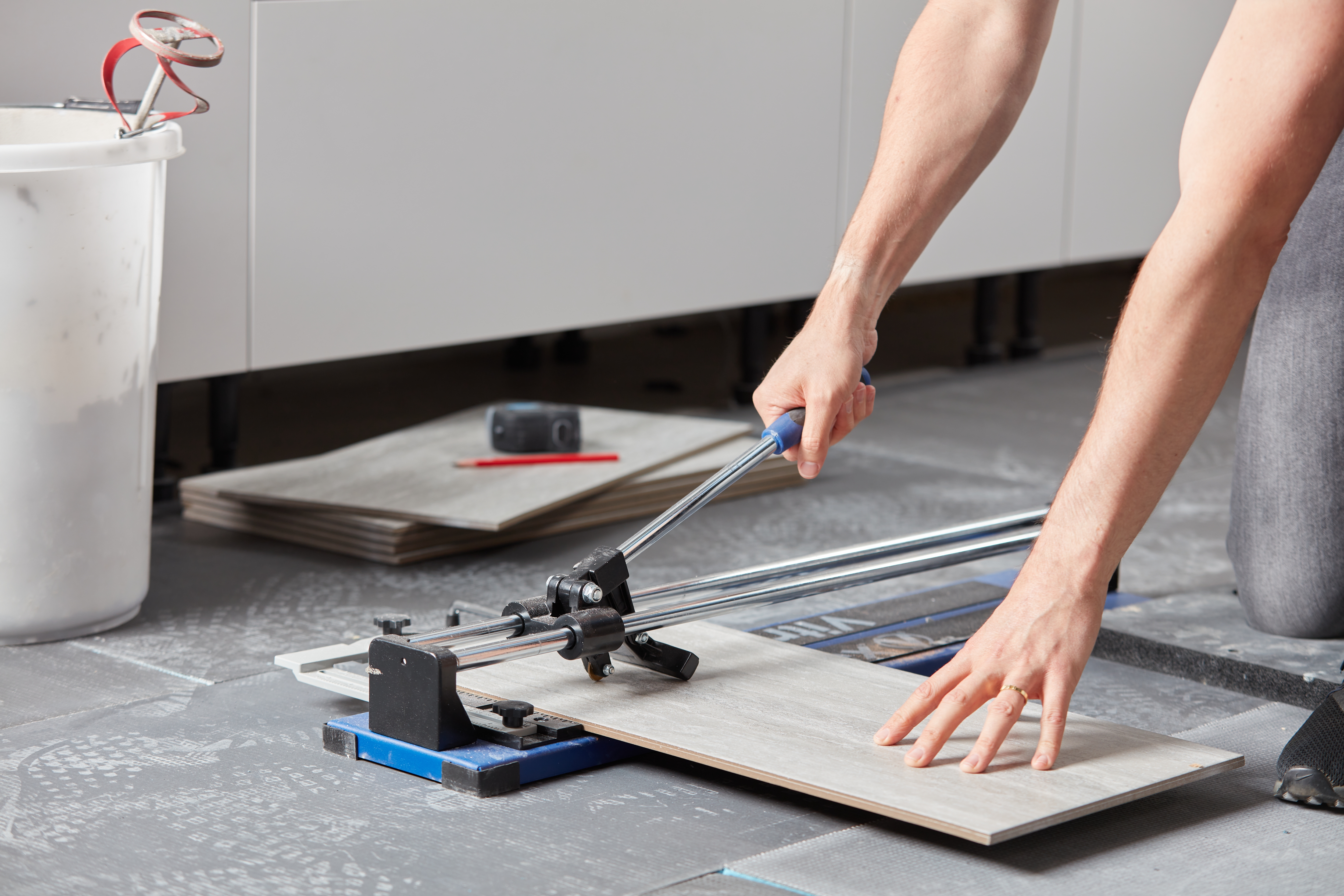 Wickes_DIY_&_Garden_Cutting_Flooring_Tiles.jpg
