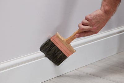 Remove dust from skirting