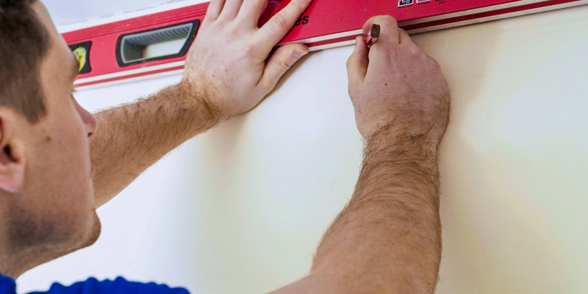 wickes-decorating-fit-coving-5.webp