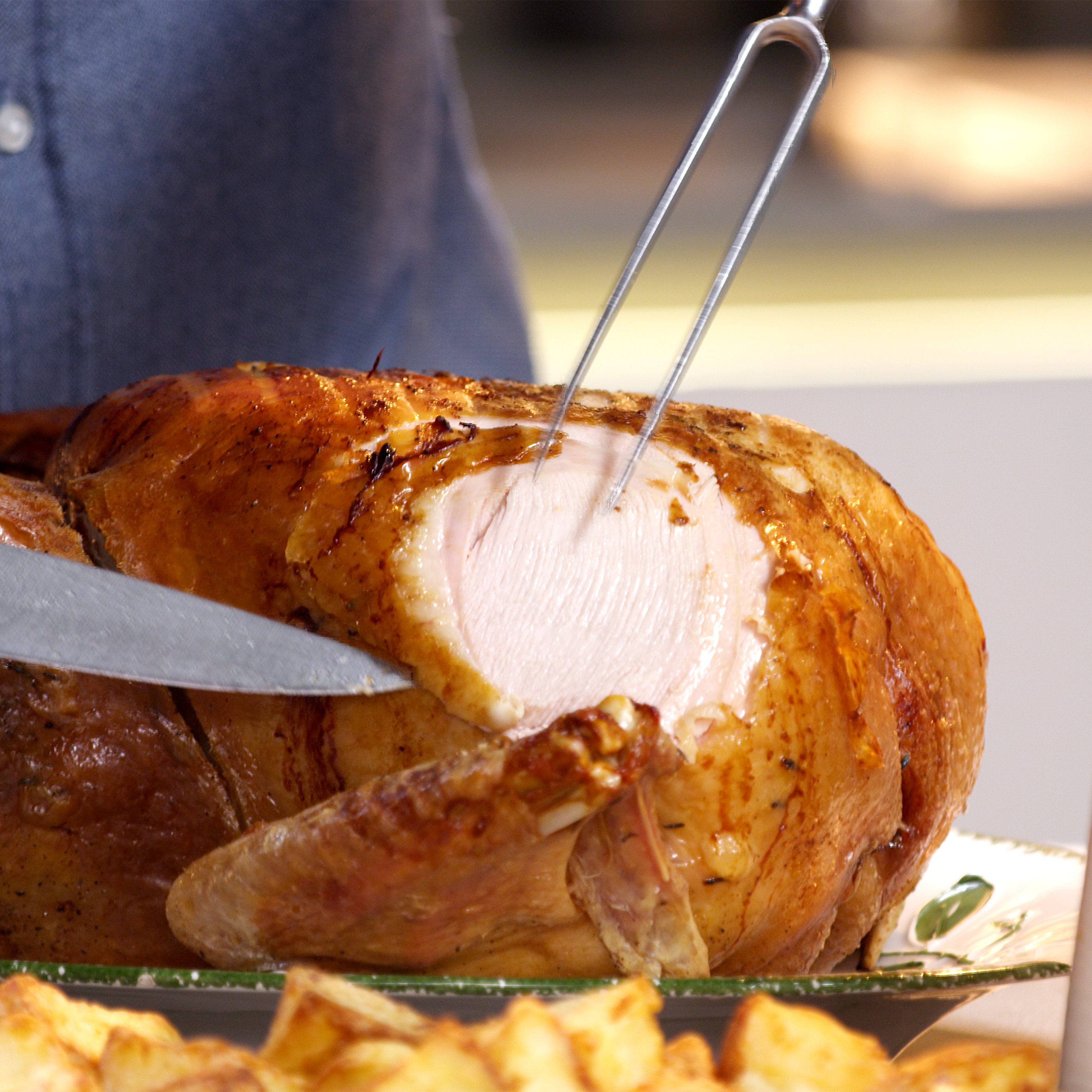 Slicing_roast_turkey