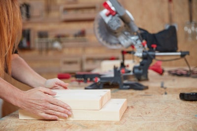 Stack timber at the same height as the saw bed