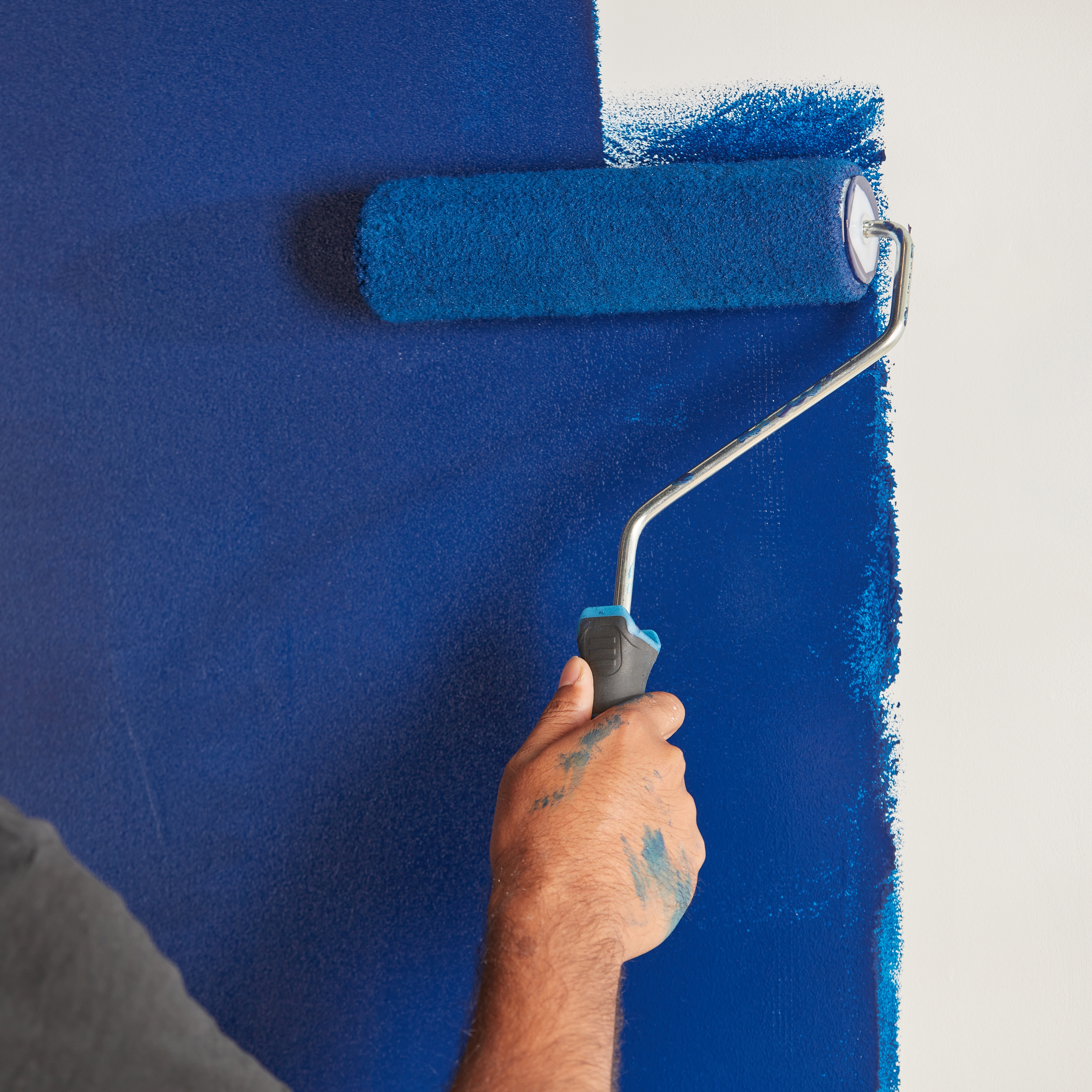 wickes-decorating-how-to-paint-wallpaper.jpg