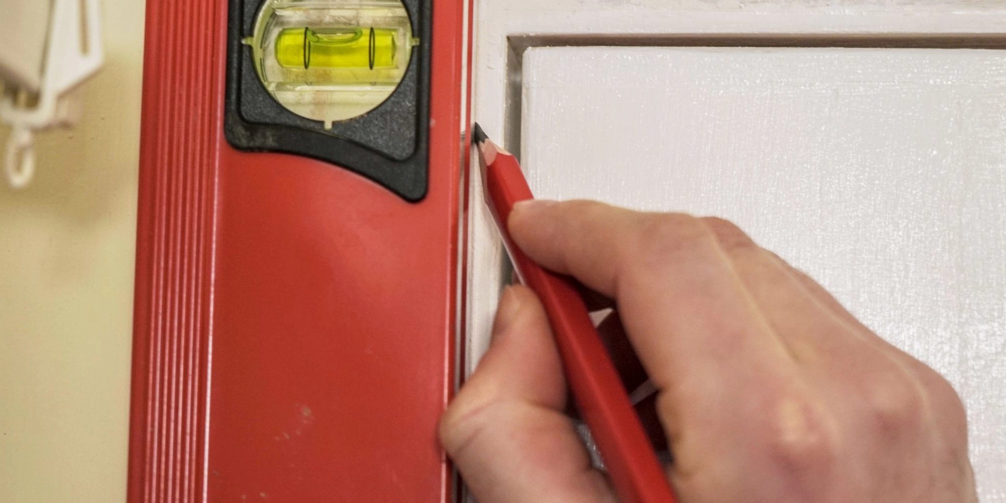 wickes-decorating-fitting-architrave-6.webp