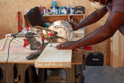 Cutting wood with circular saw