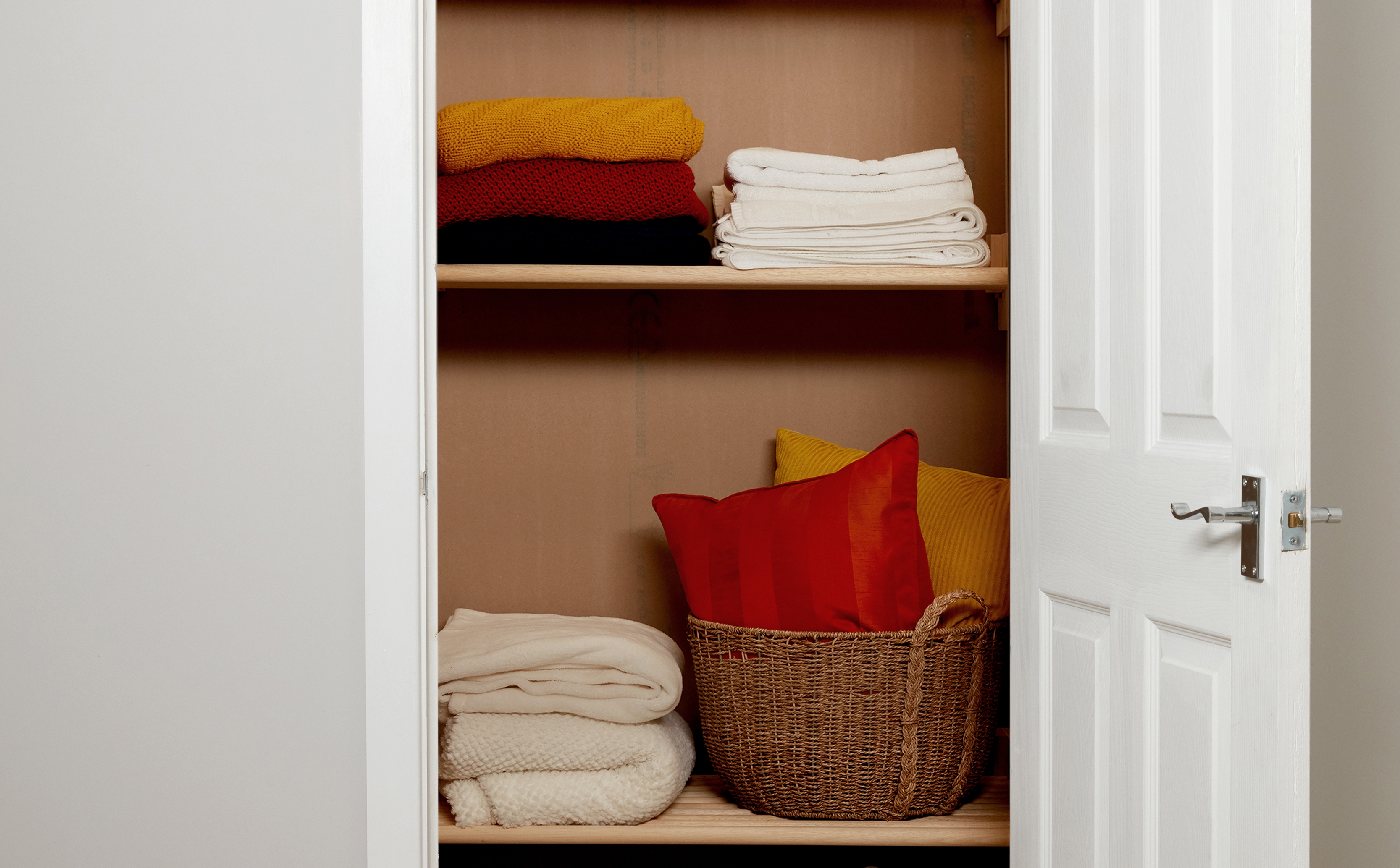 Airing cupboard shelving