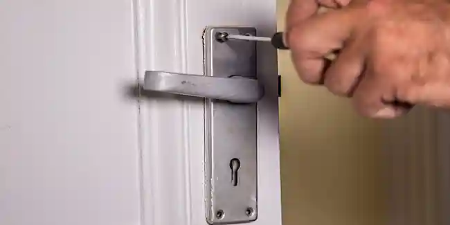 wickes-home-maintenance-fixing-door-handles-8.webp