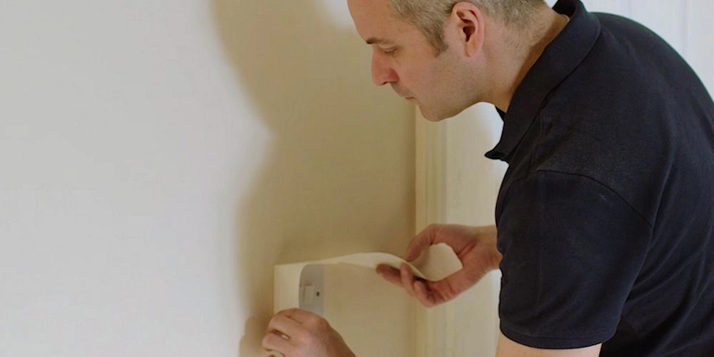 wickes-home-maintenance-how-to-plaster-wall-2.webp