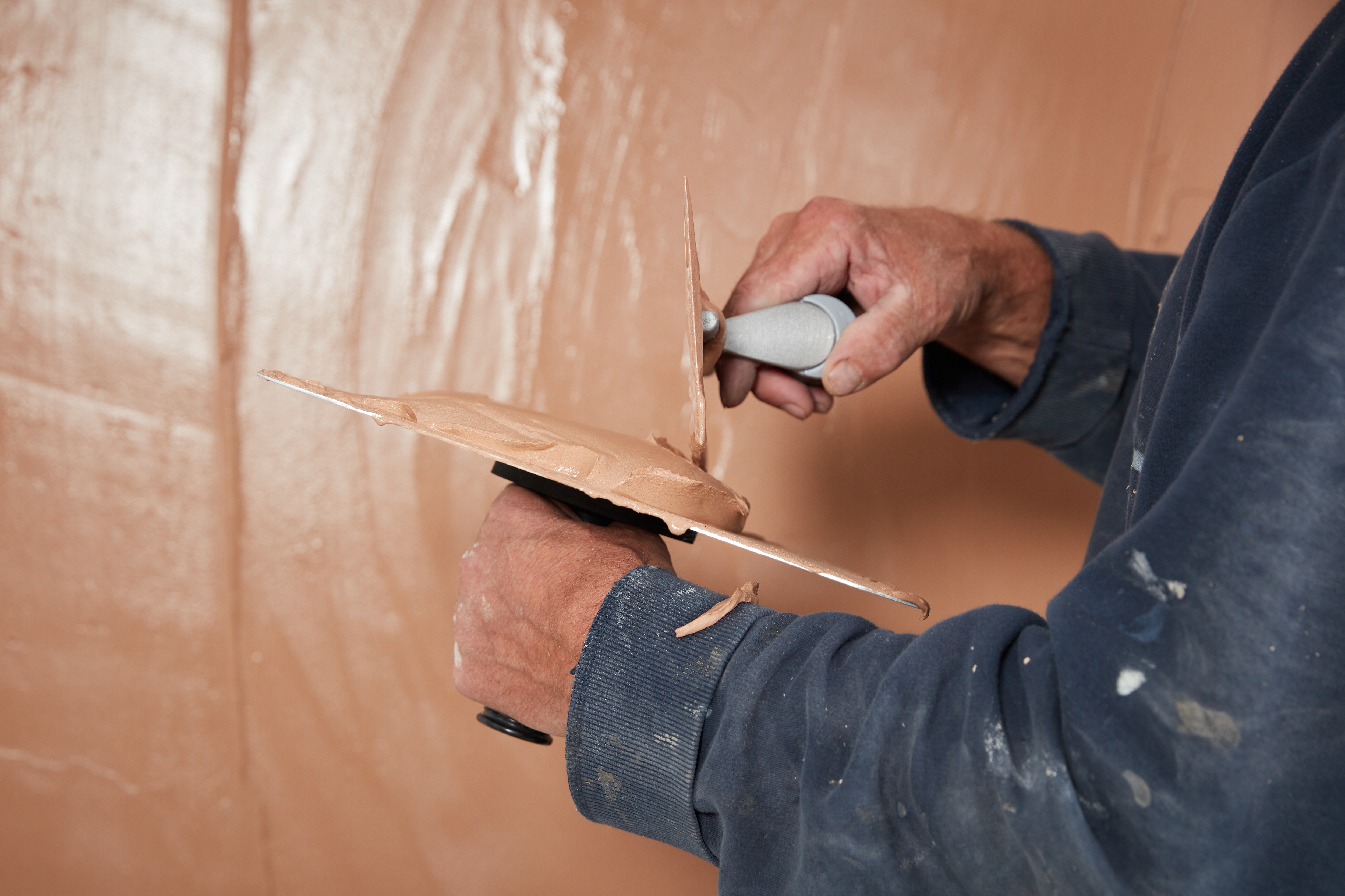 Wickes_DIY_&_Garden_Plastering_Close_Up_Of_Float_And_Trowel_1.jpg