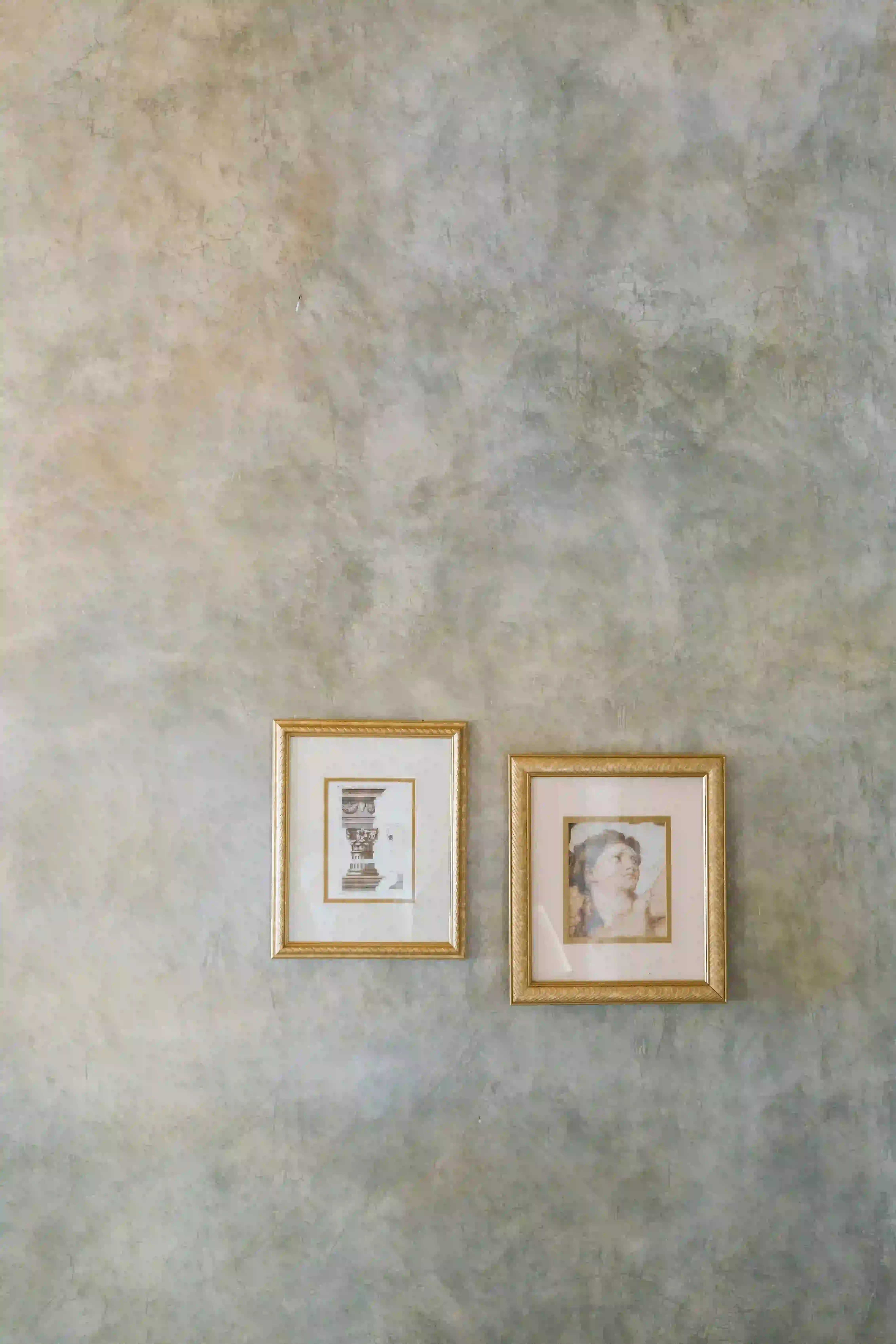 Wickes_HangingPicture_ConcreteWall.webp