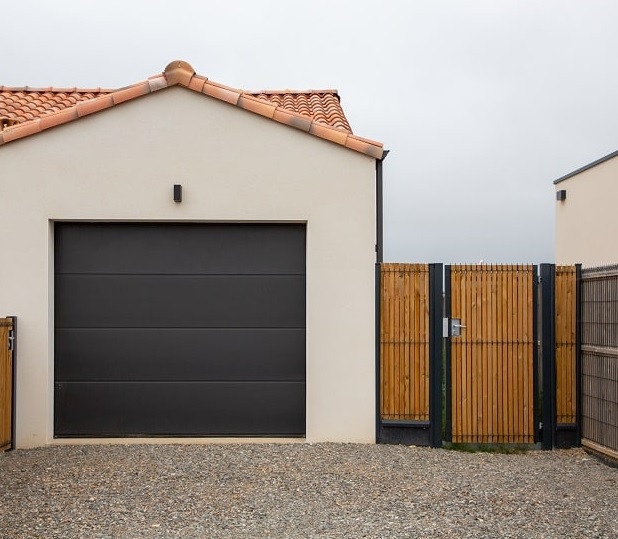 detatched garage.jpg