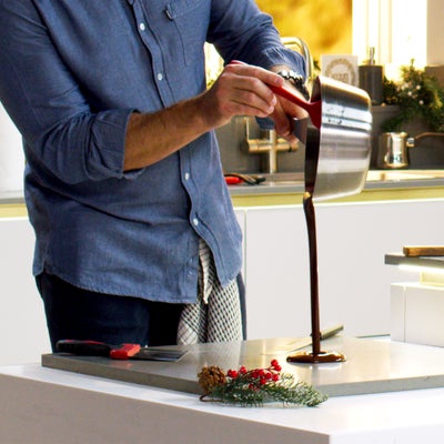 Pouring_chocolate_tempering