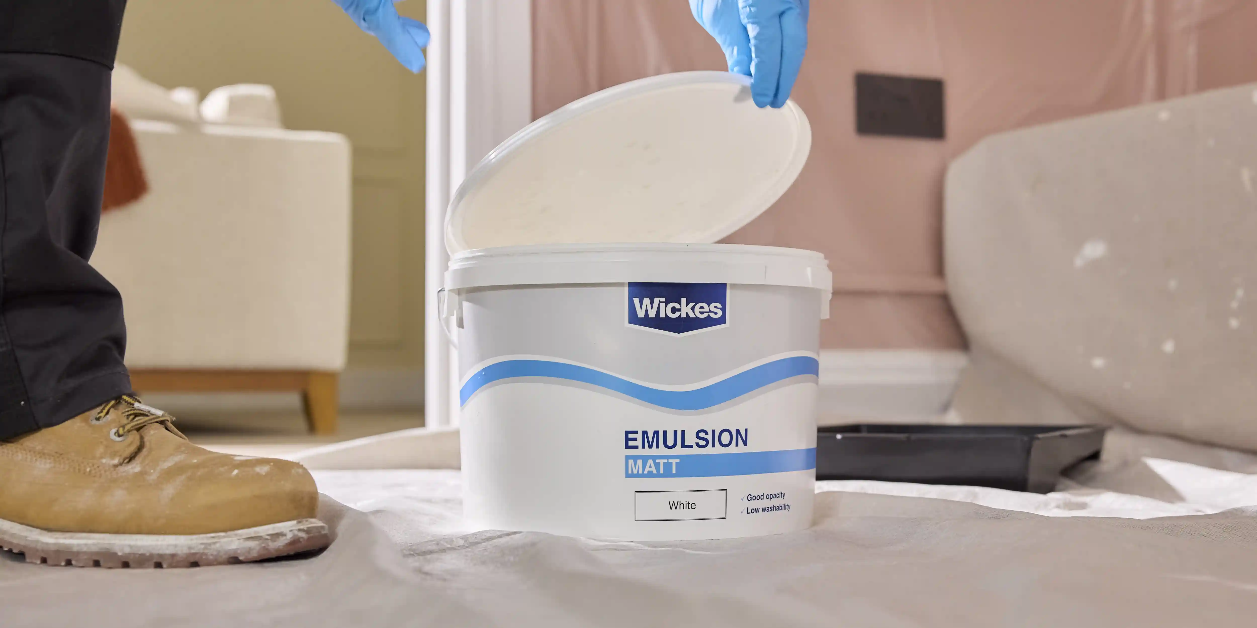 wickes-decorating-painting-ceiling-4a.webp