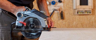 3.Circular_saw_cutting_plyboard.jpeg