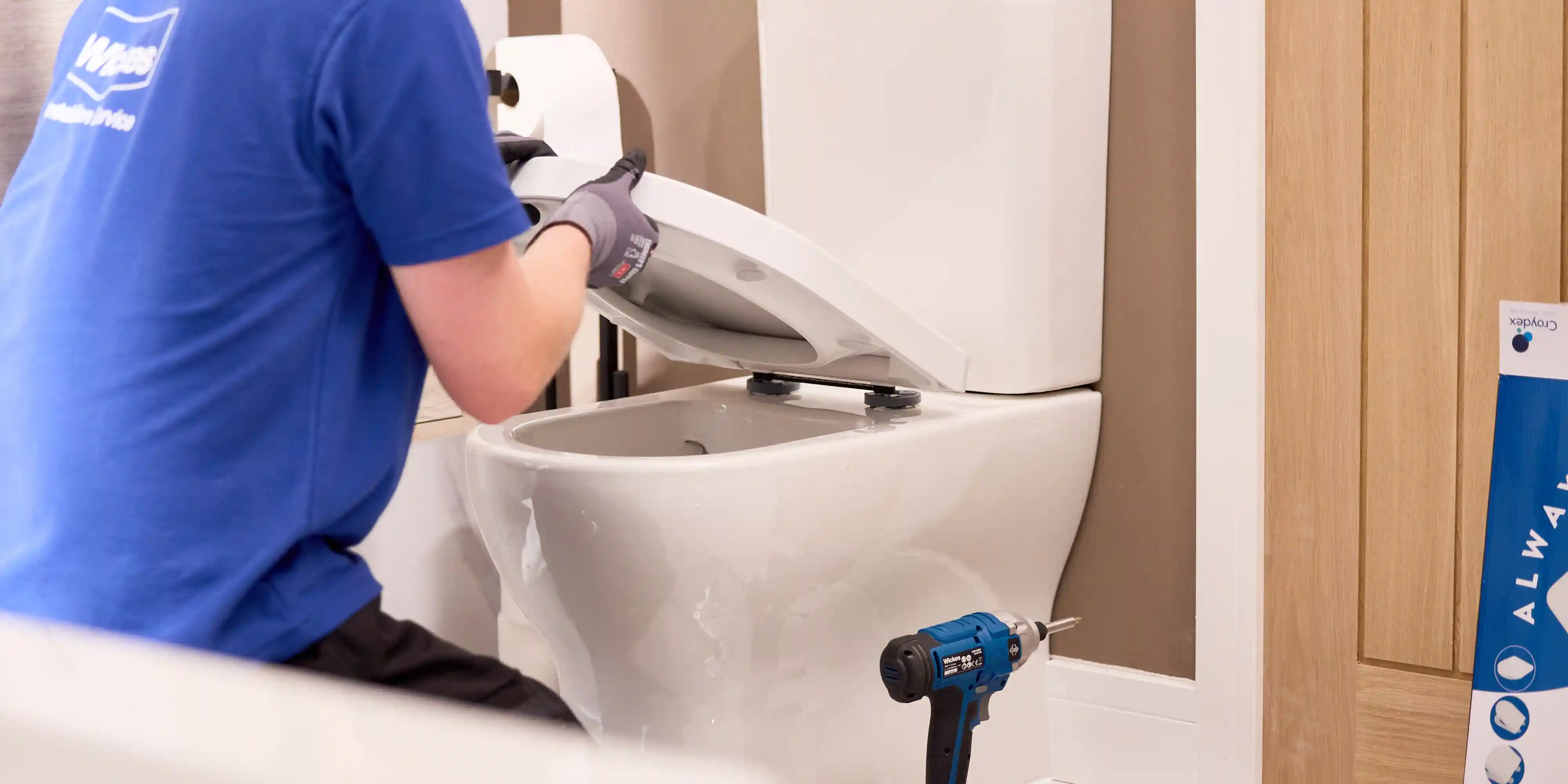 wickes-bathroom-fit-toilet-seat-11.webp
