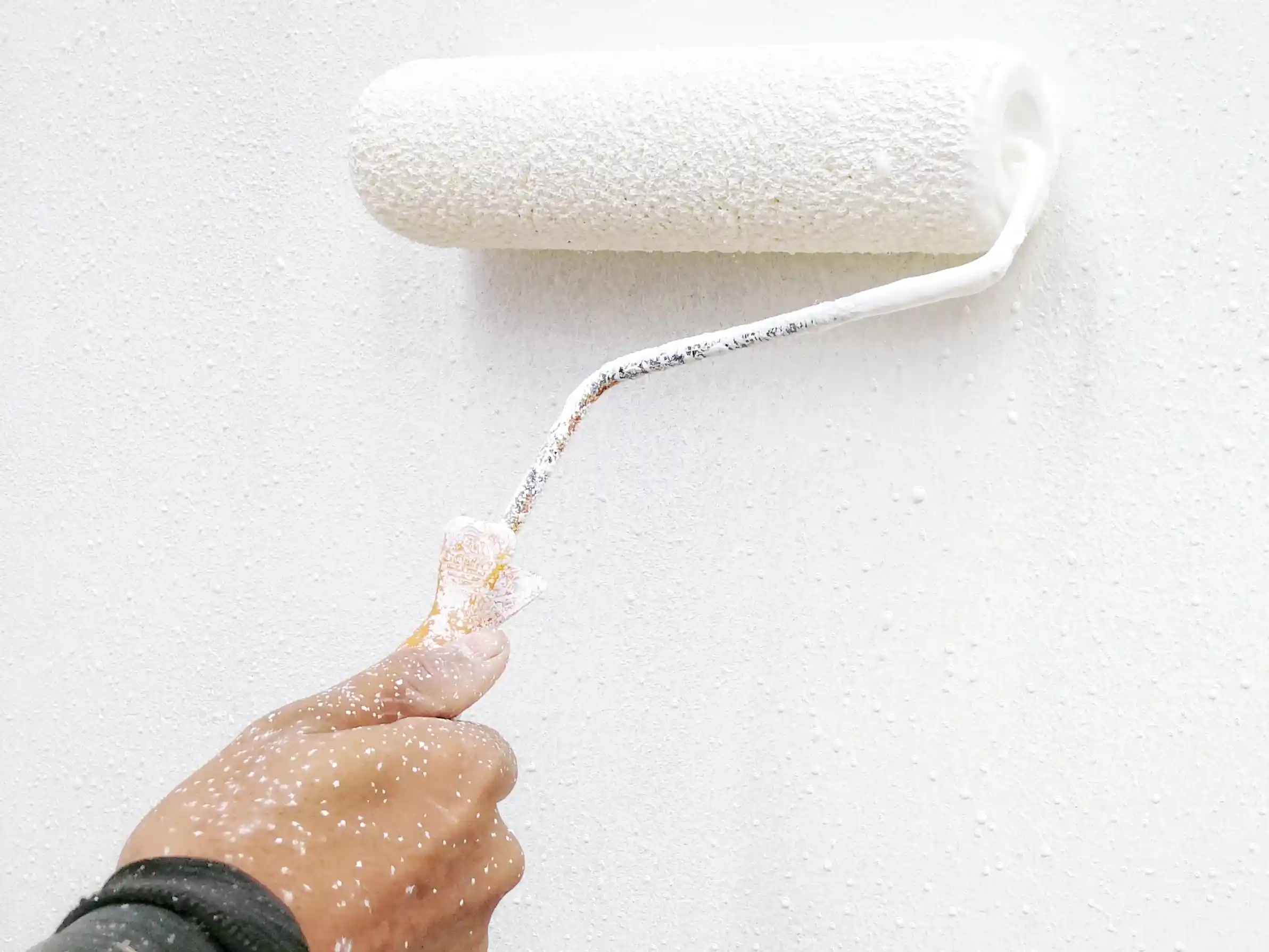 wickes-decorating-painting-ceiling-14.webp