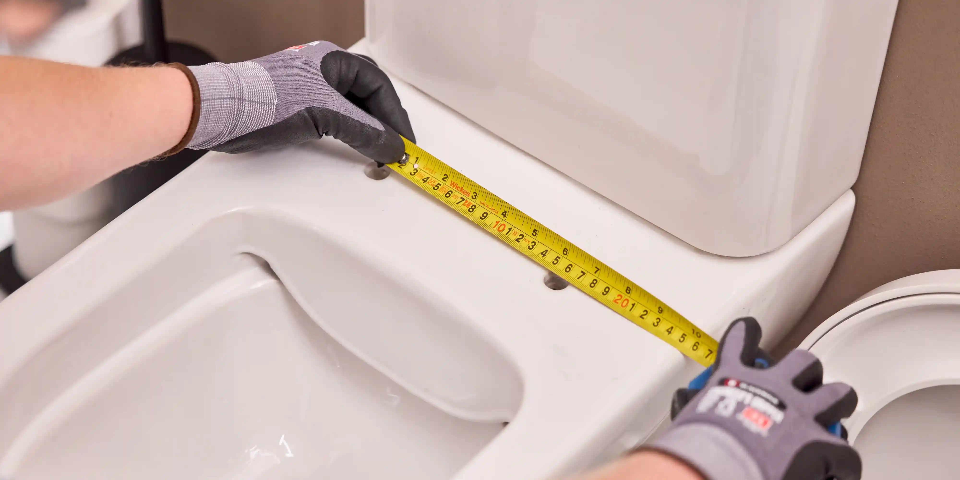 wickes-bathroom-fit-toilet-seat-5.webp
