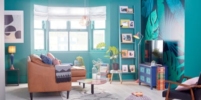 Brightly_decorated_living_room.jpeg