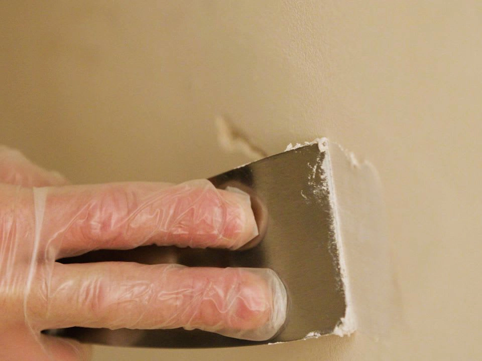 wickes-decorating-painting-ceiling-13.webp